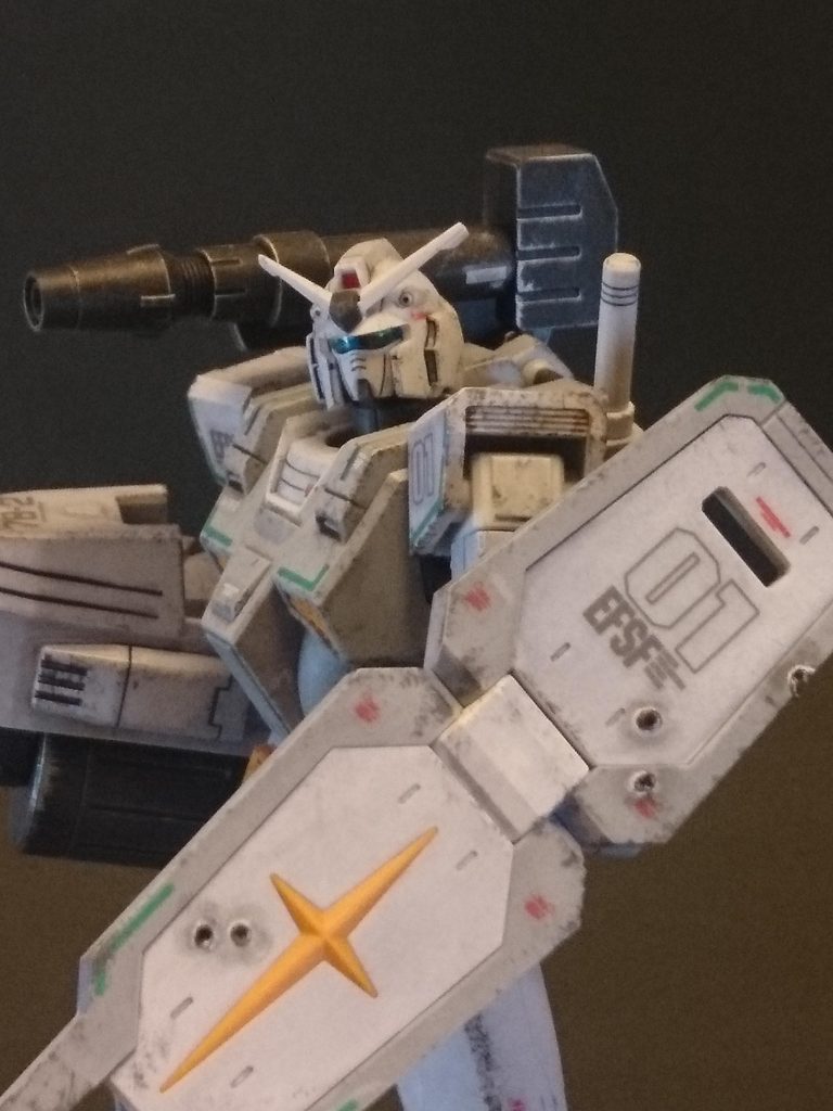 盾の弾痕です。針金を熱してシールドに穴をあけ、穴の回りの塗装ハゲをシルバーで塗装(ほとんどみえませんが)し、ウェザリングマスターのススを擦り付けました。ちなみに武器類は艶消し黒を塗装してシルバーのドライブラシを強めにかけてあります。