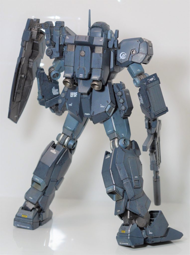 バックショットです。量産機の中では上級機種なので、ボロボロにならないよう注意しながら、質感アップを意識したウェザリングにしました。