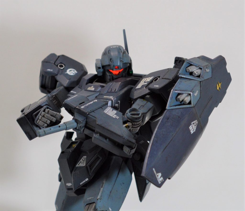 左手のビームサーベルを抜刀しようとしているところです。