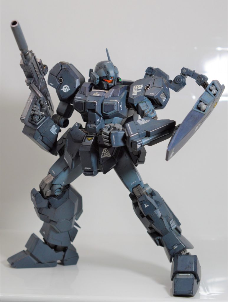 連邦の量産機としては珍しい力強いシルエット、独特のシールドなどが興味深いキットでした。