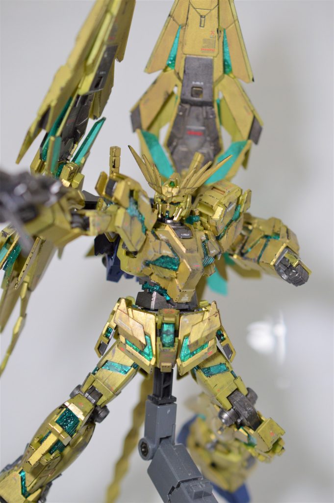 一部のサイコフレームの裏側にはガンダムマーカーのシャインシルバーを塗り、サイコフレームが目立つようにしています。
塗装以外の工作面では、ブレードアンテナのシャープ化、フロントスカートの分割、外装を少し削って可動範囲の拡大、くらいです。