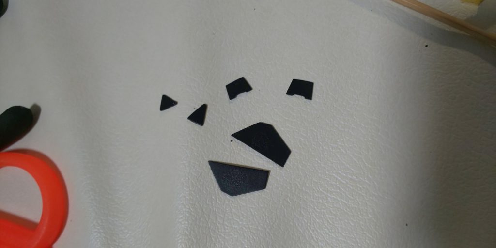 膝裏、フロントスカート、腕部のガード裏の裏打ちパーツをプラ板で作成