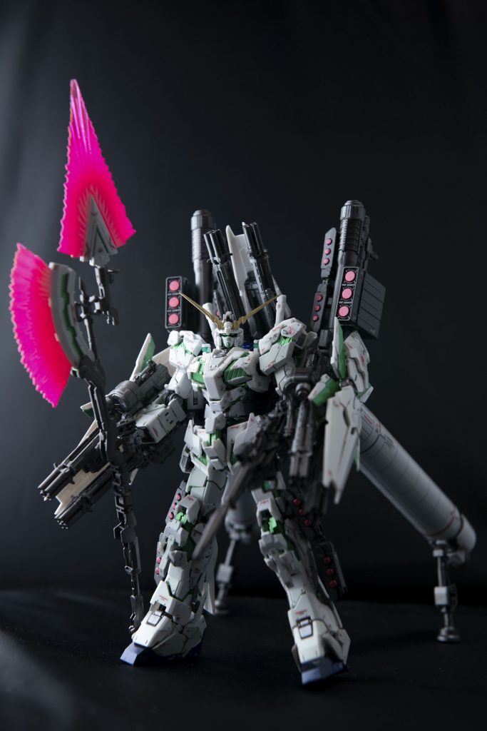 友人に頼まれて製作。なぜ分かっている地雷原に飛び込もうとするのか問いただしたい。サイコフレームはガイアの限定カラーのプリズムメタリックホログラムにクリアーグリーン、白は分かりにくいけど、またガイアの限定カラーのグリーニッシュパールホワイトを使ってます。ホント大事にしてほしい