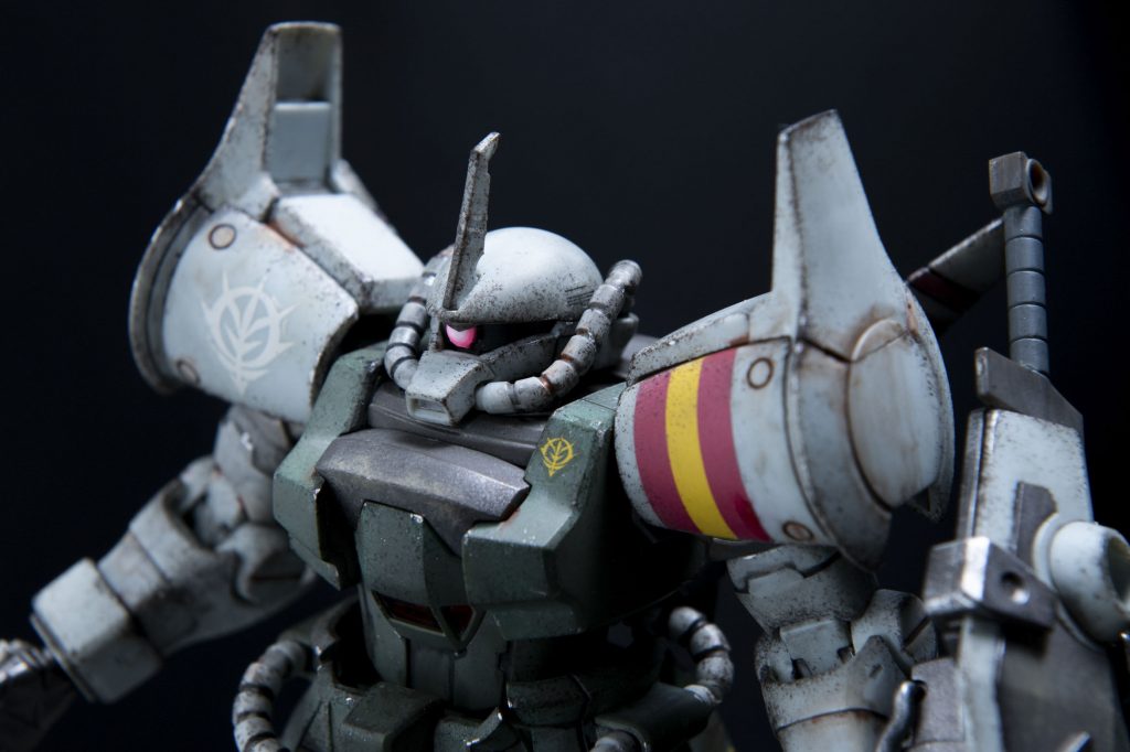 またモノアイは、Hアイズにガンダムマーカーの蛍光ピンクを塗ったあと、すぐさまニューホワイトでぼかすて手法をやってみたんですが、いい具合に発行してる感じになりますね。