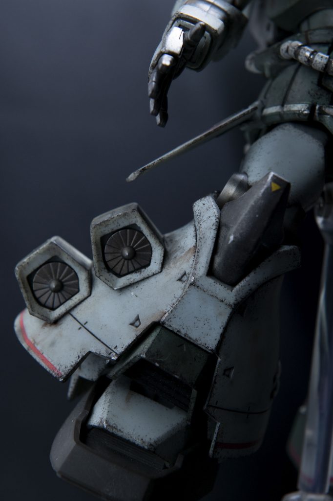 チッピングはいつもよく使う、ガイアのストレーキンググレー+煤+赤サビをまぜた色をスポンジでポンポン叩きました。