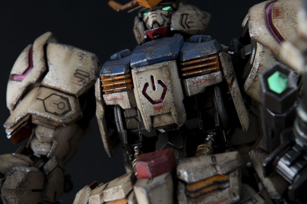 油絵具のバーントアンバーでウォッシングしたあと、ドライブラシとデザイナイフでエッジを強調し、ピンウォッシュ、チッピングという風に、自分の知る限りのウェザリング技術を全部乗っけてます。