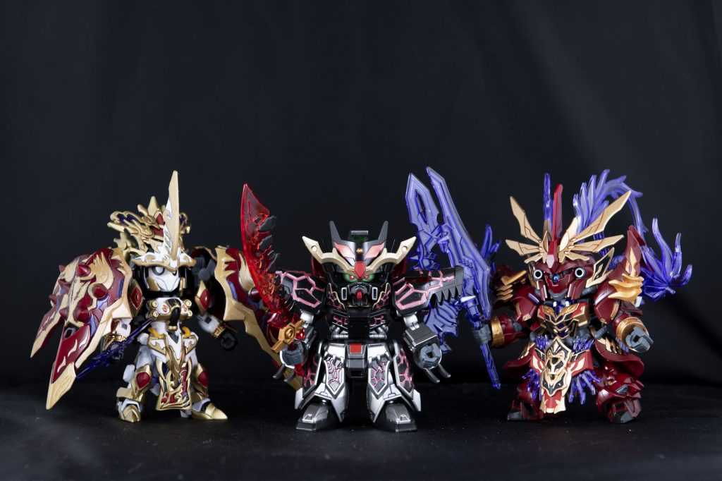 なんだかんだいいつつ、苦労した分、完成したときの喜びは、ふだん作ってるガンプラ以上に大きかったですね。まだたくさん、創傑伝のキット積んでるけど…。