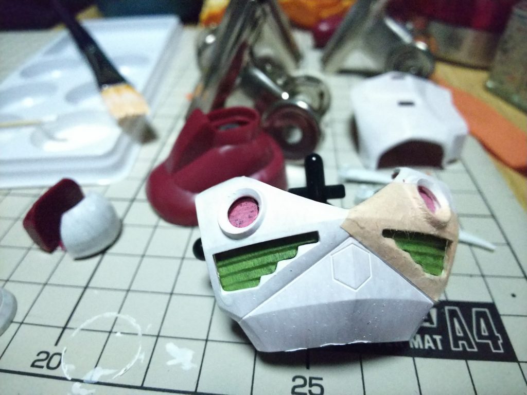 色の薄い紙は下地が透けるので白く塗ったりしました