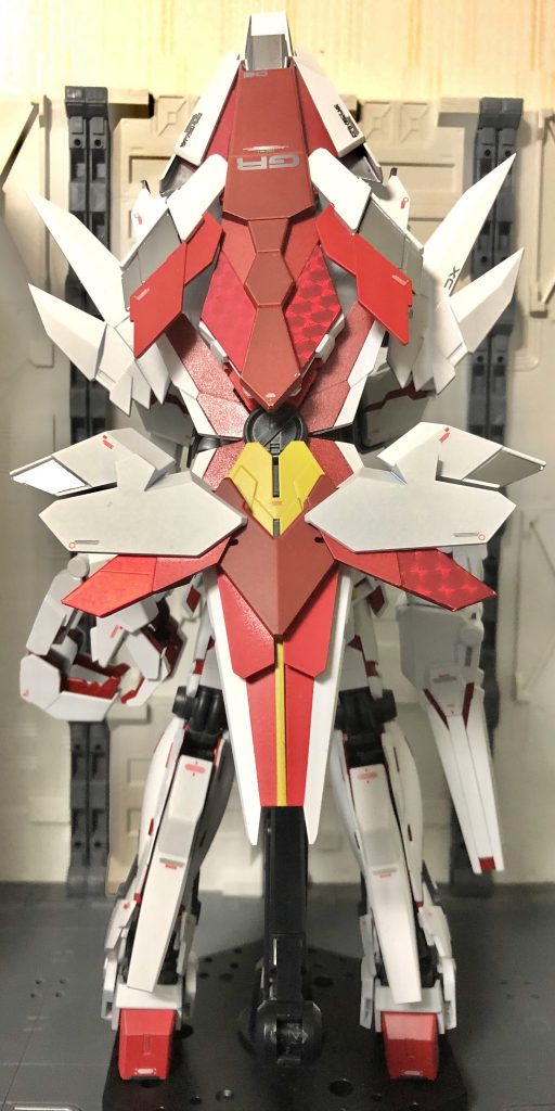 アームドアーマーDEのサイコフレームにはホログラムのテープを貼り、見る角度によってキラキラ光るようにしました。