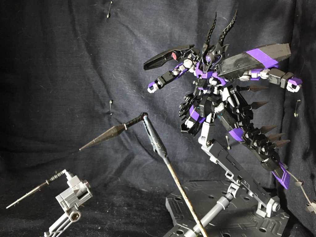 サブウェポン:タスラム
クナイ型の投擲武器。射撃武器を持たない本機の唯一の遠距離武器だろう。超極細のワイヤーがついており、投げた後にきちんと回収できるような作りになっている。