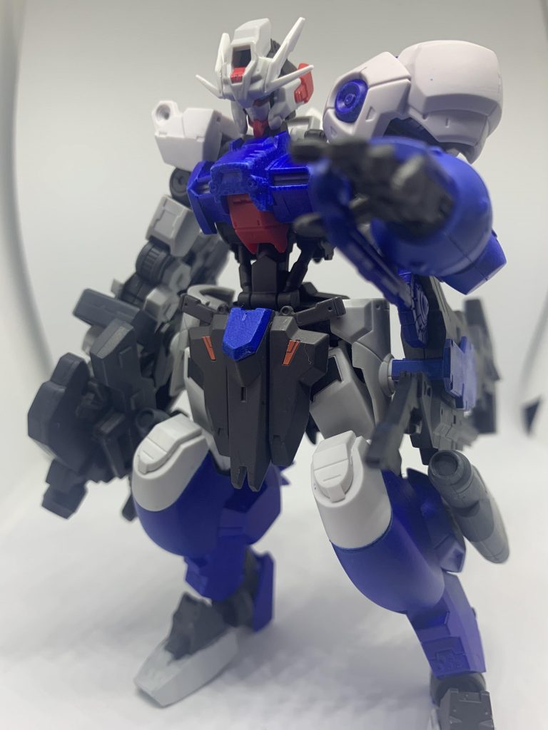 正面
少し侍らしくしたくてこういうポーズにしてみました。
アルヒの感じを残しつつ違うアルヒを作れるのがこの機体のいい所なんです