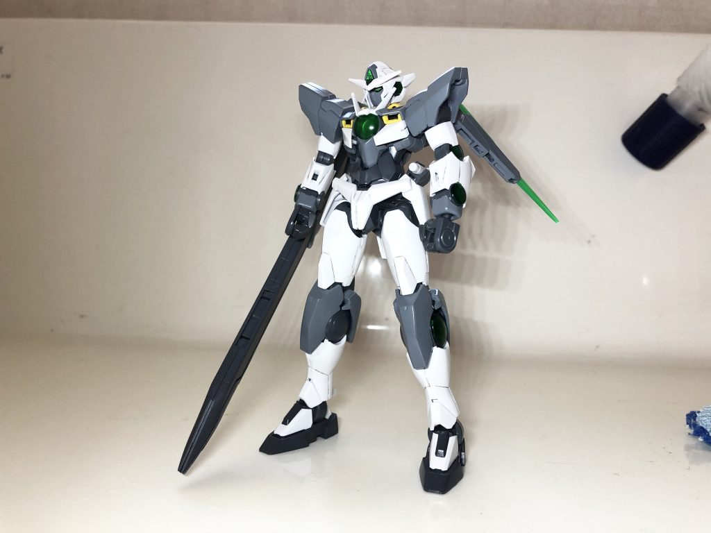 ダブルオークアンタをベースにしながらも青と赤の一切を排除。なんかいい感じの色合い