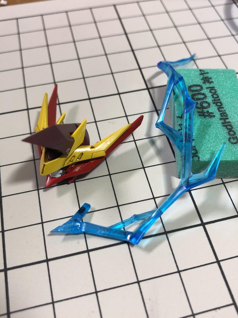 眼光エフェクトは顔の横の、アンテナの隙間に差し込む形で作成しました。