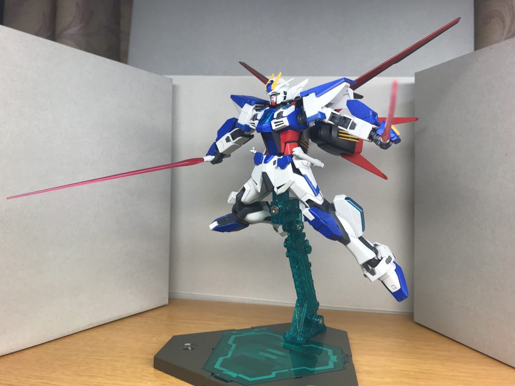 *エールストライカー合体状態*
本機は、追加でオリジナルのバックパックが製作されるが、既存のストライカーパックにも対応しており、合体(ブレイヴ)することで戦術の幅を広げることができる。ここで紹介しているものは、その中の一例である