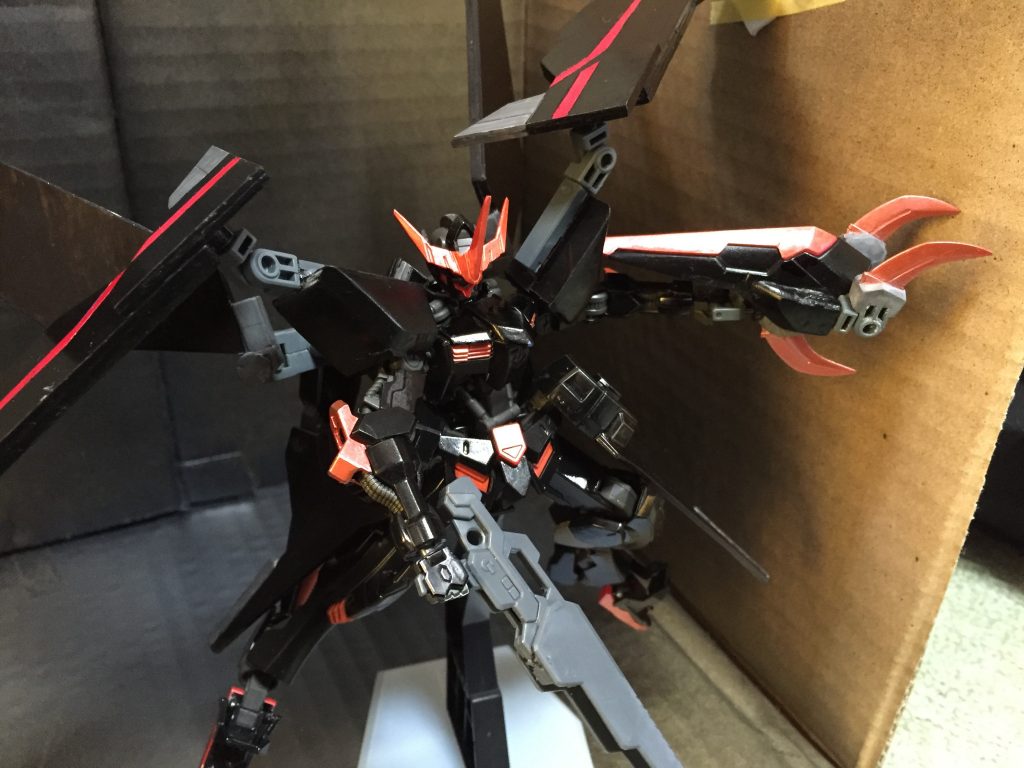 翼を展開したアクションポーズ。