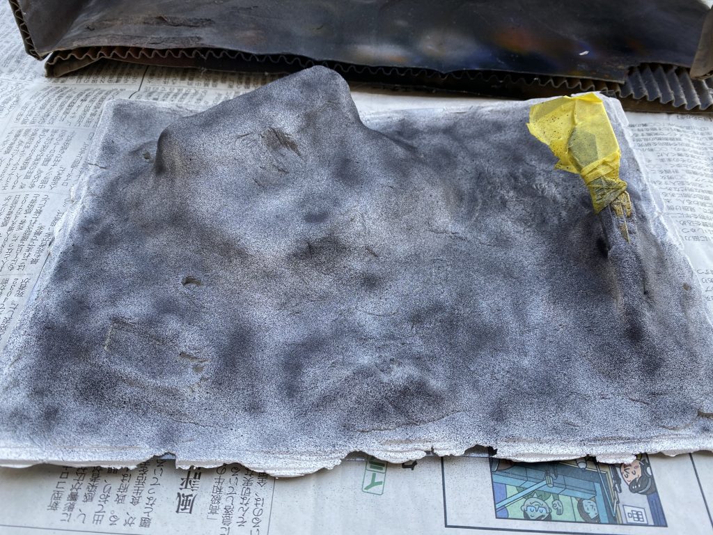 ジオラマは百均で購入した石粉粘土で作成。硬化後にガンダムマーカーエアブラシシステムでシルバーを下地にしてブラックを塗っています。