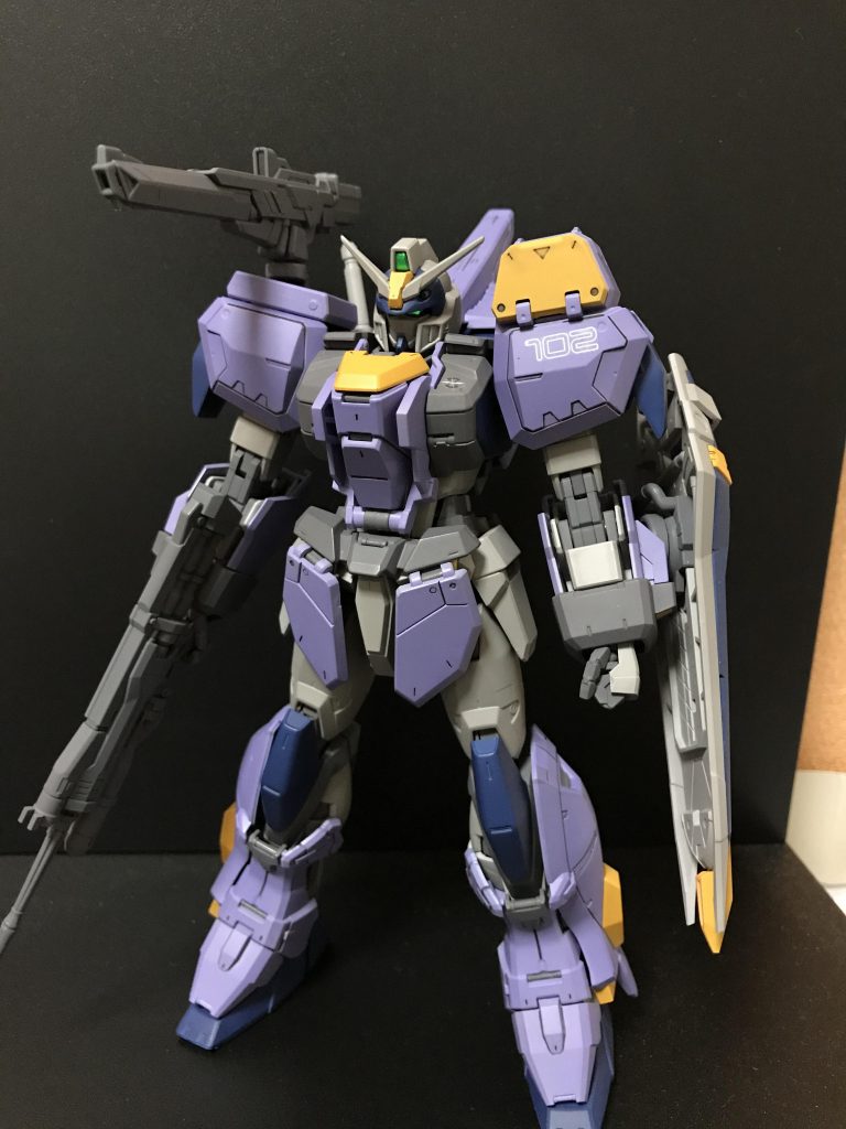 シールドのジョイントパーツがABSなので、塗装した際パッキリ逝ってしまわれたので接着剤で取り付けてます