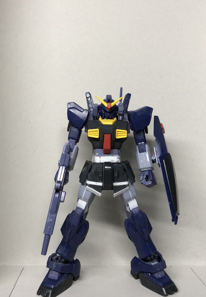 製作途中
大体の延長工作を終えたところ
改修した部分がよくわかるのではないでしょうか。
首で1ミリ腰で4ミリ、太腿で2ミリ、膝で4ミリほど延長したので元キットから1センチ以上背が伸びたことになりますね!これに合わせてフロント&リアスカートも延長してあります。
前腕と太もものパーツは短い気がしたので元キットのものからHGプロヴィデンスの物に変更しました。時短ですね。
シールド裏のパーツが肩に干渉してポージングしたら買ったので削り込んで幅詰めしました。