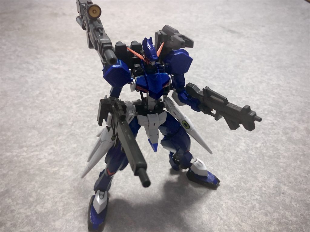 フルアーマーガンダムやバリスティックウェポンとサブマシンガンを装備させたら完成です。
