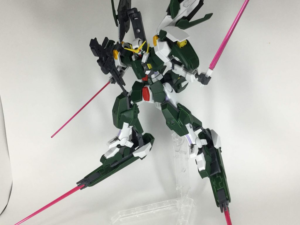 ダッシュユニットの先端に装備されているビームサーベル発生装置はそのままビームサーベルとしても使用可能な上にデュナメス用にビームマシンガンとしても使用可能となった