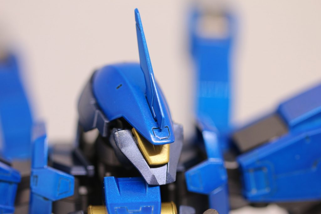 【頭部】
   アンテナはシャープに削ってます。というか、安全フラッグを削いだだけですけど。
   頭部は小さいながらも目が行く場所ですので、キャンディ塗装が上手くいってくれてよかった。
   ちなみに、キャンディ塗装は本来(?)ならば、下地をシルバーにして、その上のクリアカラー各色を重ねるんですが、今回は下地もメタリックブルーに。
   というのも、大阪のガンダムベースポップアップショップで見た川口名人の作成で、このような作り方が載っていたので、マネッちゃいました。