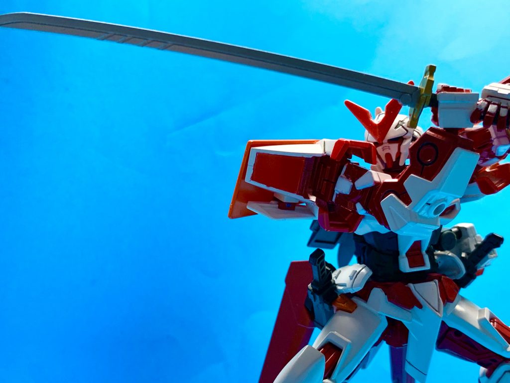 ガーベラストレート。ビルダーズパーツの日本刀を塗装したものです。旧レッフレのものは柄が太くて持てず、かといって新レッフレを新たに買うのはブルーフレームを塗装した意味が…と思いこの形に。ついでに語ると、頭部は旧レッフレのモノを使用し、根気強く塗装しました!見出しに使うくらいには気に入っています。