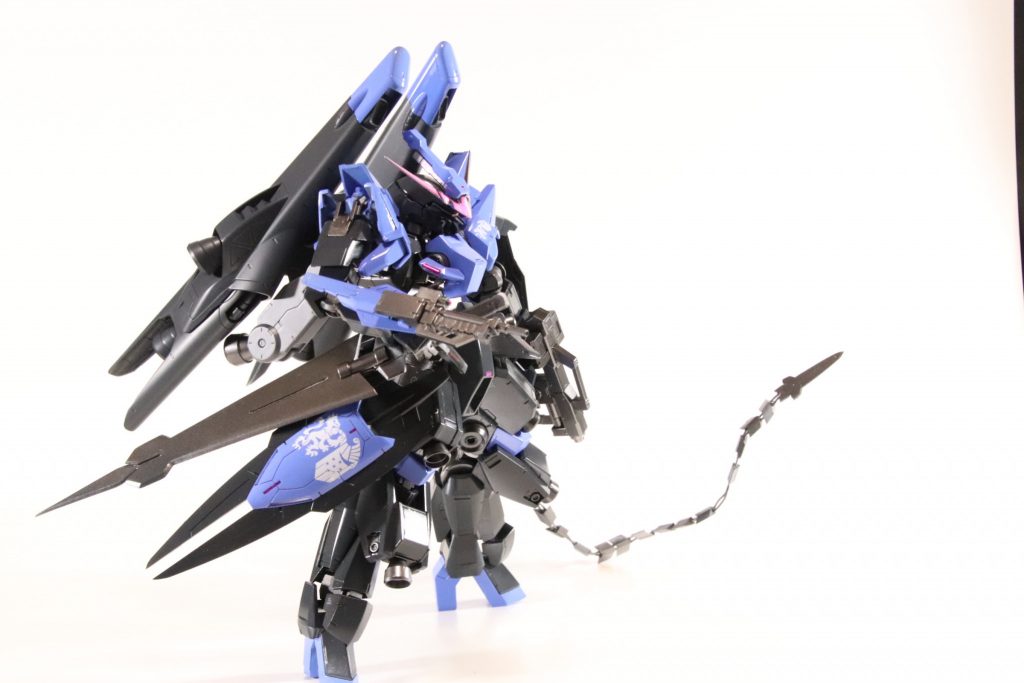 性能面で全面的にスラスターを増設する事により出力を増している
また性能を引き出す為にリミッター付きの阿頼耶識システムも積まれていたとの事