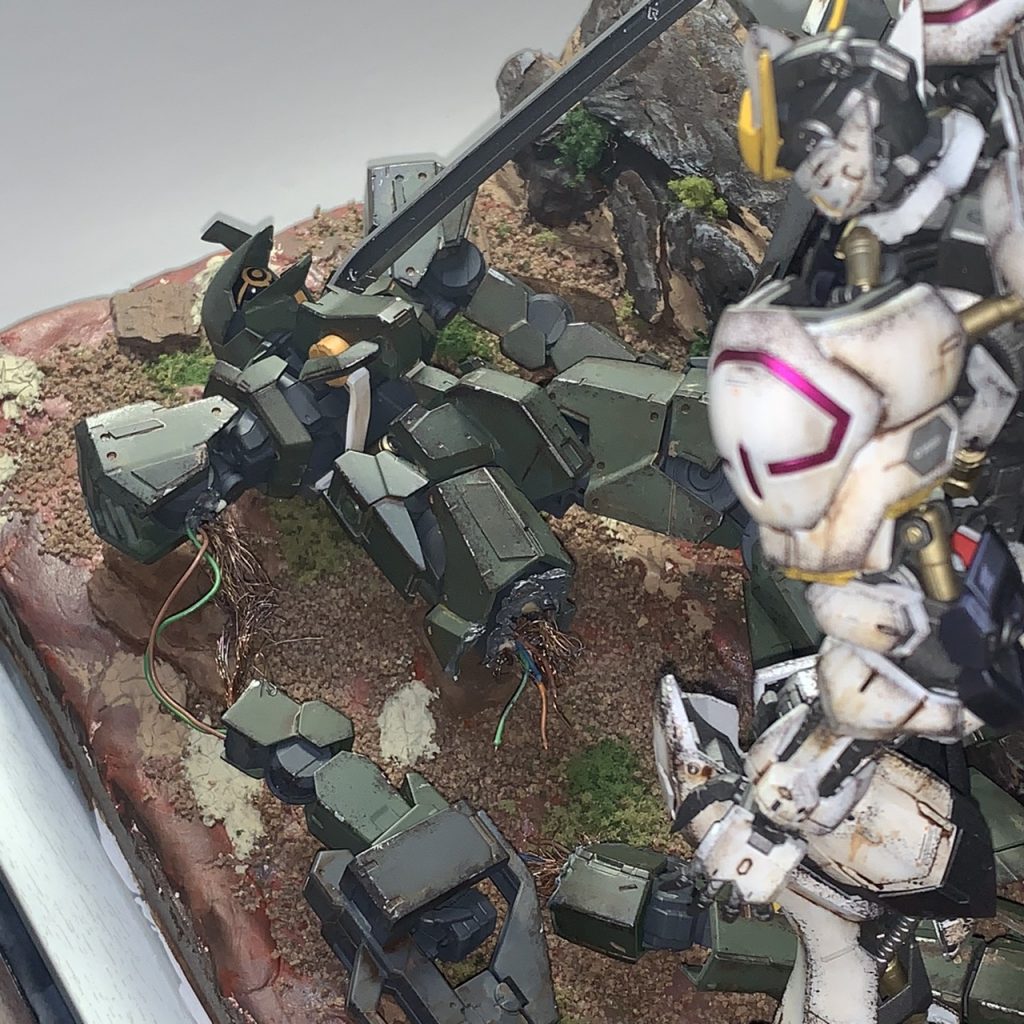 足を切断し、腕は引きちぎられた感じを出してみました。