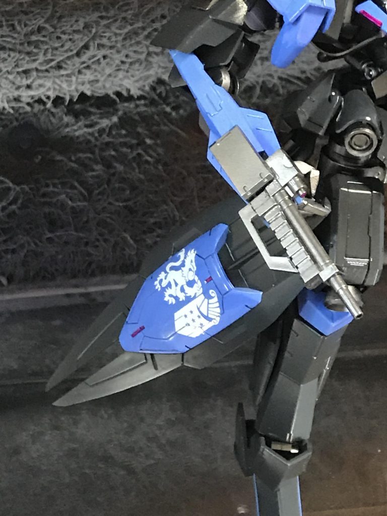 右手のハンドガンはグレイズ のライフルをバラして作成