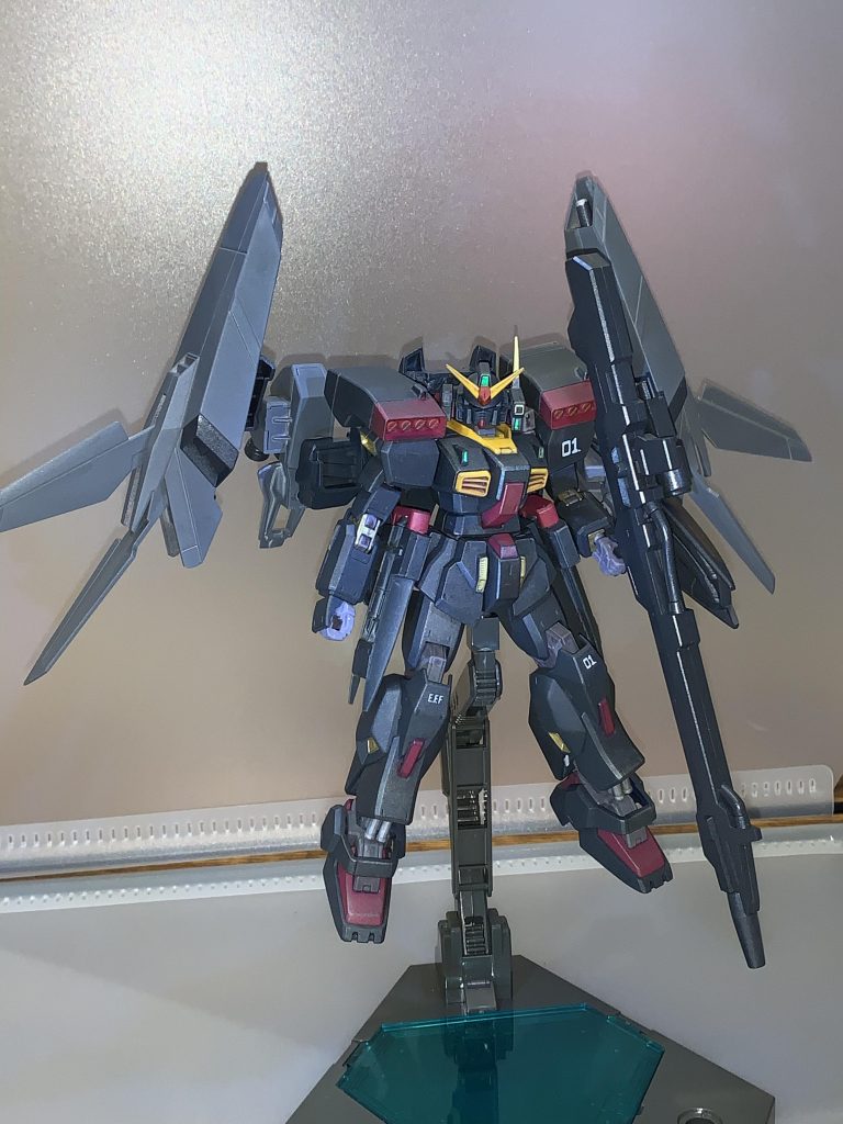 実は肩のミサイルが干渉して、肩の可動域が死んでいる。欠陥機じゃあないですか！
まあ、ミサイルをパージしたらいいんだけど。全体的に横幅が広くなりすぎたかも、どうやって格納庫から出るんだ？外で取付なのか？