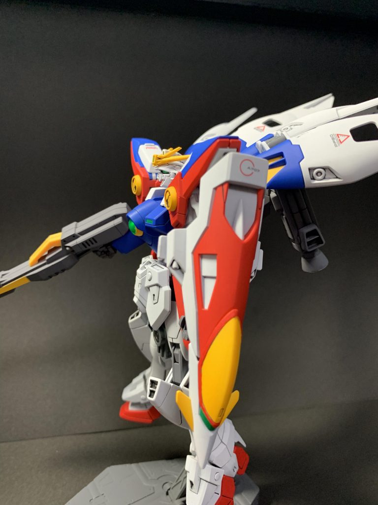カラーバランスは劇中を再現しつつ、部分的に赤ポイントのデカールで情報量を加えつつシンプルな塗装で仕上げました。