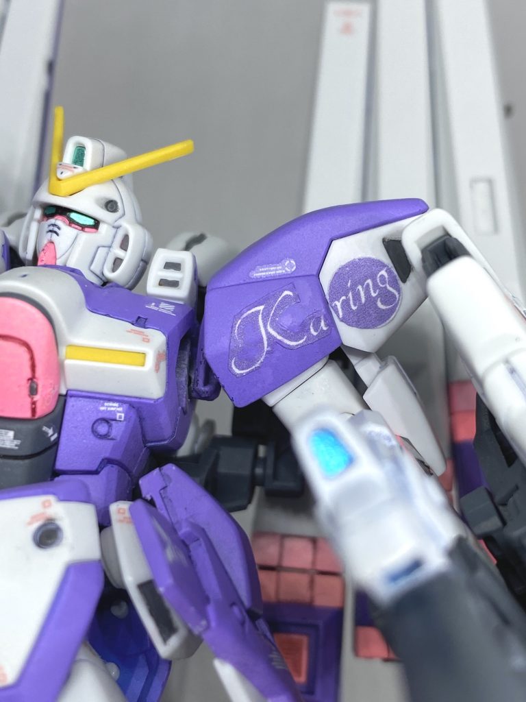 左肩にパーソナルマークとして昨年のソロツアーでのロゴマークを配置してみました。
拡大すると粗が酷い・・・。でも白デカールを手軽に作れないのでこの辺が限界・・・。