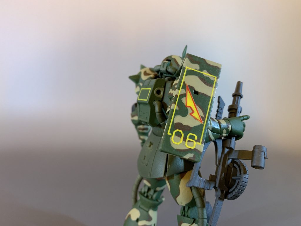 シールドのマーキング類もマスキングテープのガイドを使って手描きしました。