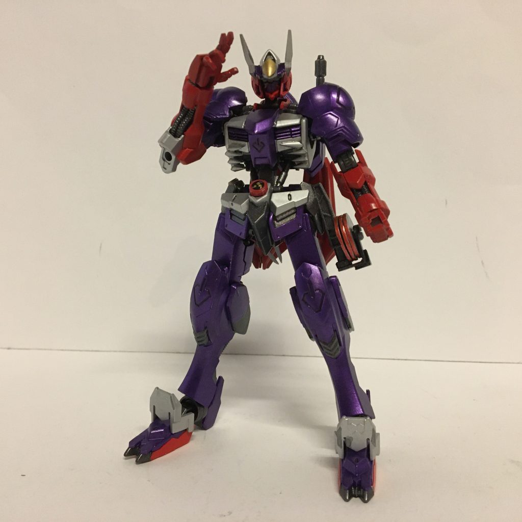 全体的にメタリックパープルを強調したカラーと響鬼らしさを出すようにツノや使用アイテムをしっかり再現したつもりです。
中でも決めポーズ用のハンドパーツは上手く出来ましたよ