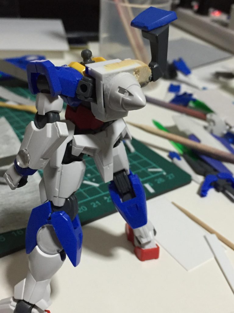 始めはフルセイバーの案を考えていました。しかし近場には無くAm○zonは高い。メ○カリも考えましたがなんとなく気が乗りませんでした。
そこで自作を決意。(まあ実際に作ったのは背面の接続部分と胸部アンテナ、頭部アンテナ延長ぐらいなんですけどね)