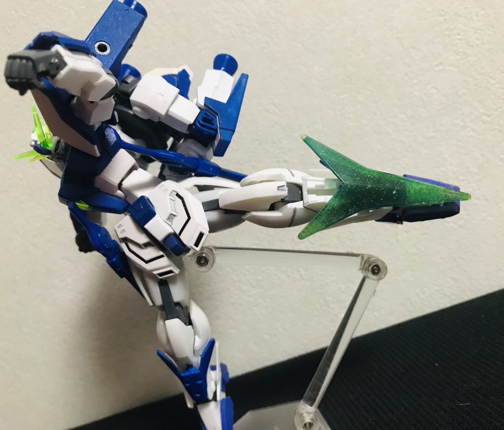 腕にはシャイニングブレイサー、脚にはシャイニングレガースを装備。ビームを発生させ防御や攻撃に使える。

エフェクトパーツにクリアイエローとMSブルーを薄く重ねて塗装しています。