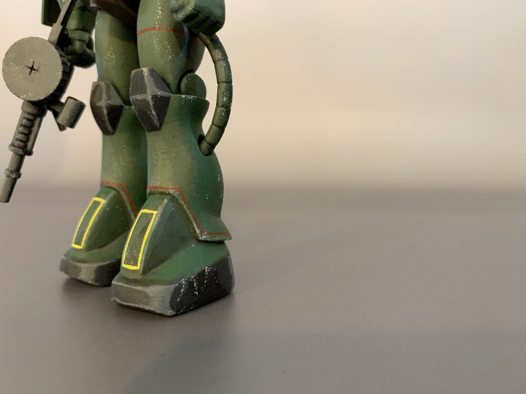 ラインはマスキングテープをガイドに筆で描き込みました。ちなみにこのキットは足首可動がありません。