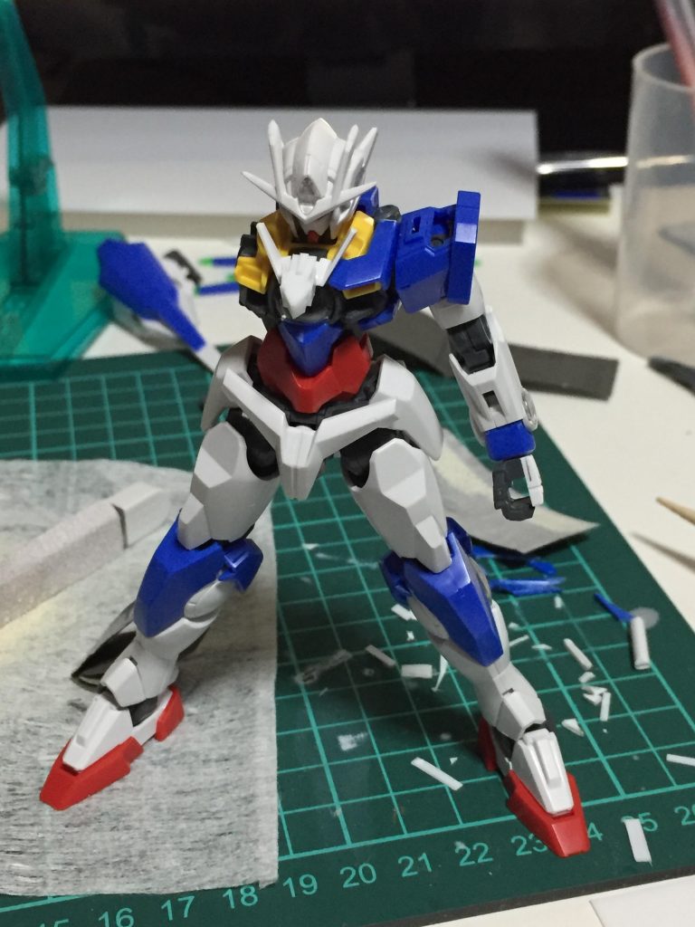 製作理由:
ガンスタさんやTwitterを見ていて色んな作品から影響をうけると同時に何を作りたいのか悩み、様々なキットに手を出しては素組みして箱に戻すことが多くなっていました。
そこで初心を思い出すためにクアンタの製作を開始しました。
10年過ぎても色分け・稼働は優秀、そして何よりカッコいい。
設定を見ていて気づいたのが『ツイン』という言葉。僕が乗っている車もスズキのツインという可愛らしい車です。
あれ赤い糸で結ばれちゃってる？？