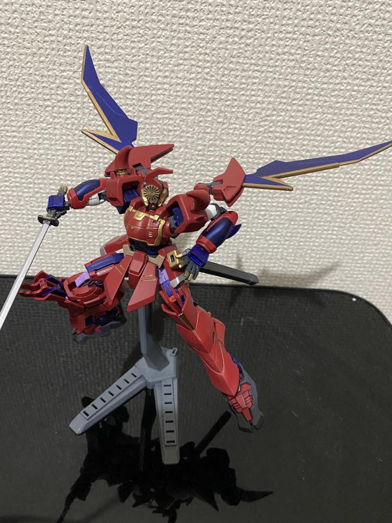 こちらはHIGH Maneuver Aerial Tactical MODE(高機動空戦形態)です。ハイマットって略語だった事にビックリしました。射撃武器を持ち合わせておらず馬に乗っていない侍は、ただただ自身の俊敏さで間合いに入り斬るしかありません。（戦国アストレイのような真空波を飛ばせる、みたいな設定を追加します←）
　なので余計な武装は無く、機動力に全てを捧げましたとの事です。