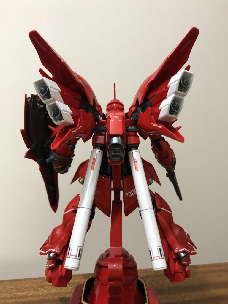 ホワイトはパールホワイト
エングレービングはタミヤのエナメルのゴールドリーフ
デカールはHGシナンジュ用水転写使用
ヘッドディスプレイはエングレービングのみガイアカラーのスターブライトゴールドで
赤、黒、グレーは本体と同色に統一してあります