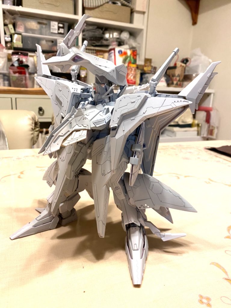 サフった状態
パテ使った箇所のヤセが酷く修正するだけで一週間くらいかかりました…