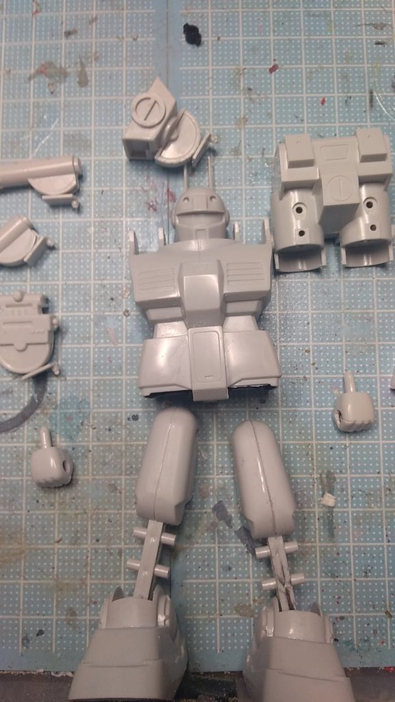 加増箇所は太ももの付け根軸をアルミ線の置き換えて角度を変更しました。