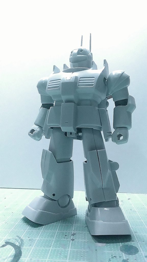 拳は親指などを軽く彫刻しています