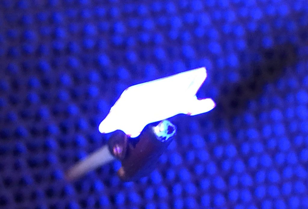 UVライトをあてればこのように、可視光のもととは違う色で光らせることができます。