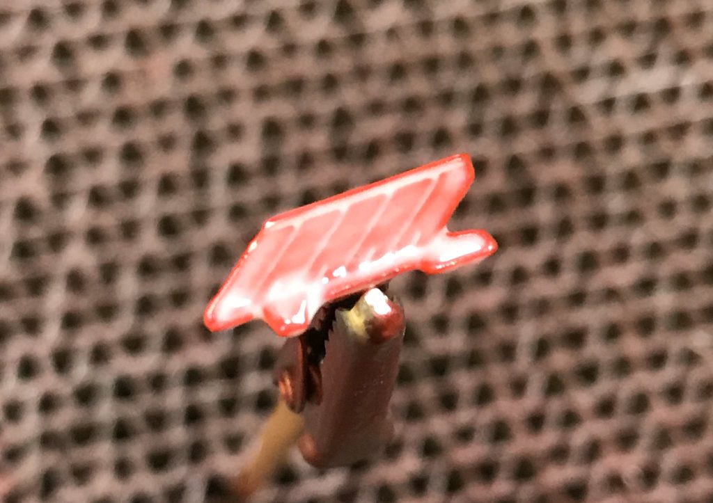 「マジックルミノペイント」を塗ります。はじめ白濁していますが、乾くと無色透明になります。