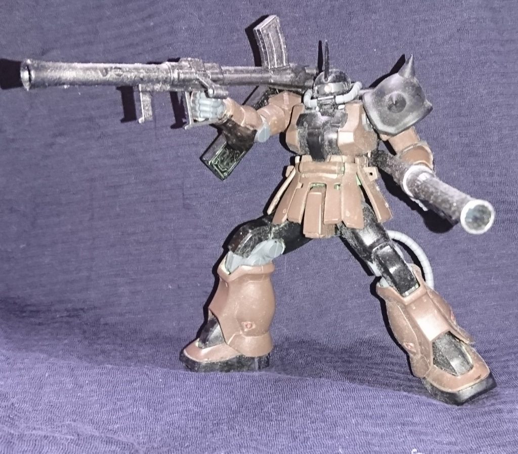 モノアイはドリルで穴あけてサーベルランナー刺したけどカメラのフラッシュで白く・・・・