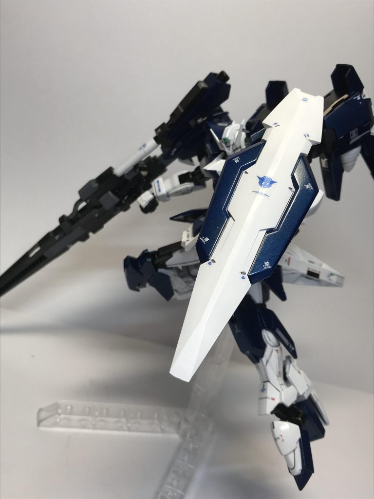 シールドで!!
かなりのお気に入りのシールドです!
エクシアのシールドを大型化したものでさらに両手を塞がないようになっていて取り回しもかなり良くなっている。