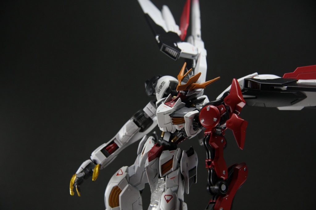 パックパックはバエルのものを流用しました。
物足りないと思ったのでHGフェニーチェリナーシタのバックパックを使いました!