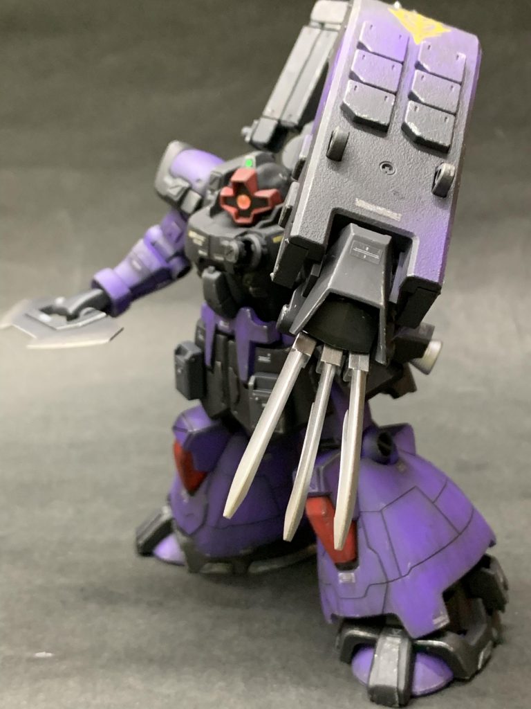 シールド内に爪を仕込んでます。