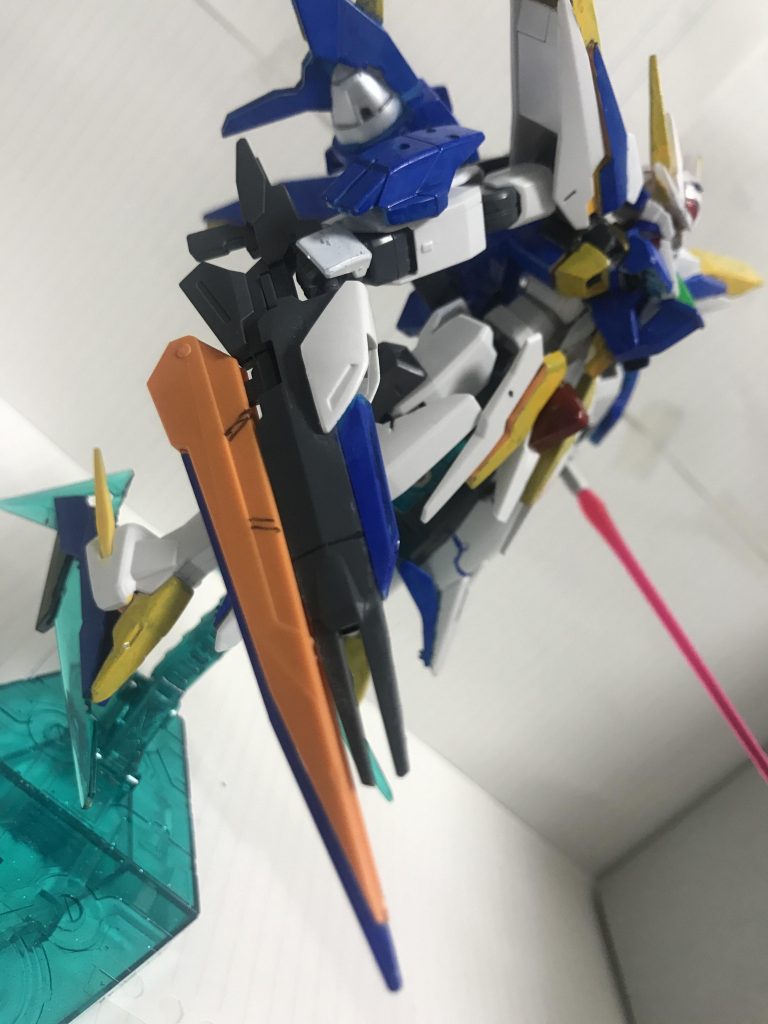 専用ビームライフルは近接戦にも対応しており、ビームサーベルも仕込んでいます